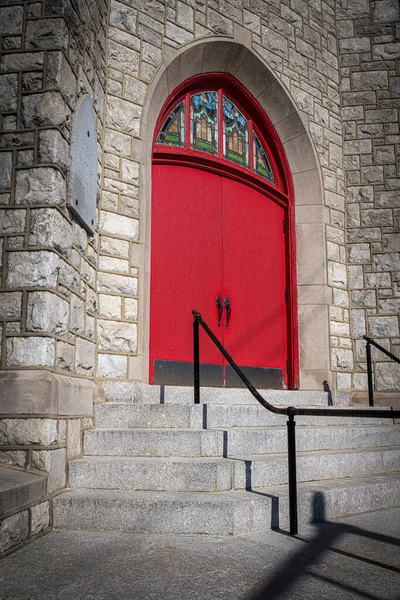 Una Entrada Iglesia Con Escaleras Puerta Roja Burlington Nueva Jersey — Foto de Stock