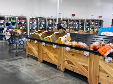 Eski Köprü, New Jersey 13 Mart Alışverişçiler 13 Mart 2020 'de Eski Köprü Nj' deki Bjs üyelik kulübüne yaptıkları ziyaret sırasında Coronavirüs korkusu sırasında çıkış yaptılar..