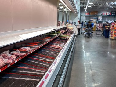 Eski Köprü, New Jersey 13 Mart Alışverişçiler 13 Mart 2020 'de Eski Köprü Nj' deki Bjs üyelik kulübüne yaptıkları ziyaret sırasında Coronavirüs korkusu sırasında çıkış yaptılar..