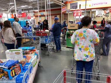 Eski Köprü, New Jersey 13 Mart Alışverişçiler 13 Mart 2020 'de Eski Köprü Nj' deki Bjs üyelik kulübüne yaptıkları ziyaret sırasında Coronavirüs korkusu sırasında çıkış yaptılar..