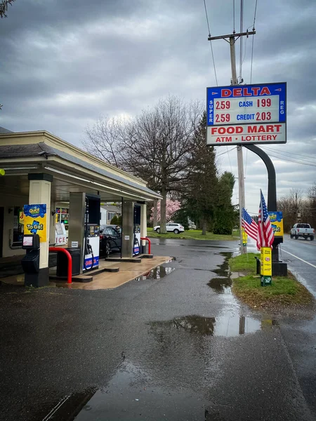 美国新泽西州马尼拉3月28日电 2020年3月28日 美国新泽西州马那拉潘市一个地方加油站的加油站的油耗低于两美元 — 图库照片