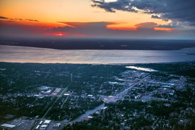 Alaska Anchorage 'da, Alaska Körfezi' ne uzanan bir hava gün batımı manzarası..