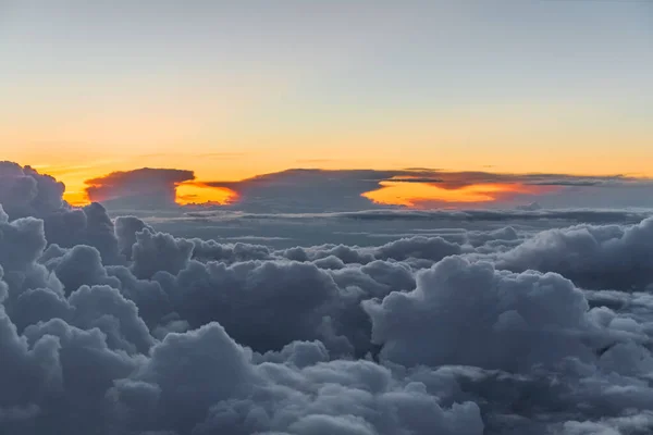 Awan Mengembang Saat Matahari Terbenam Dengan Pemandangan Ini Atas Alaska — Stok Foto