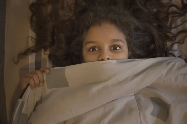 Giovane Ragazza Guardando Fuori Sorprendentemente Sotto Coperta — Foto Stock