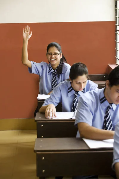 Girl Raising Her Hand Classroom — Stock Photo, Image