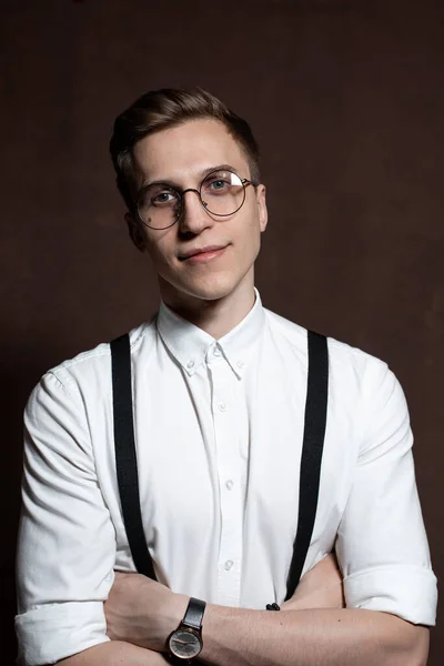 Homem de óculos redondos, suspensórios e camisa branca . — Fotografia de Stock