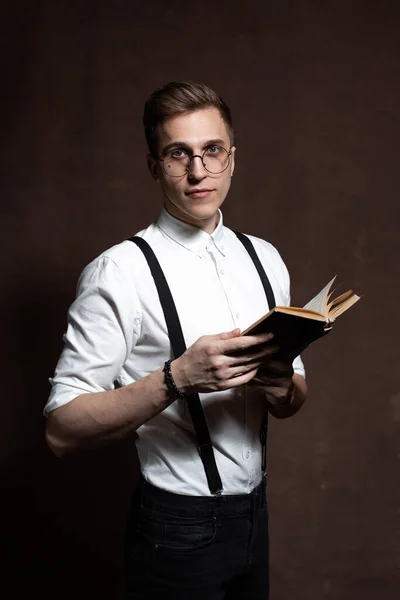 丸い眼鏡の男一人一枚の白いシャツが本を読んでいる. — ストック写真