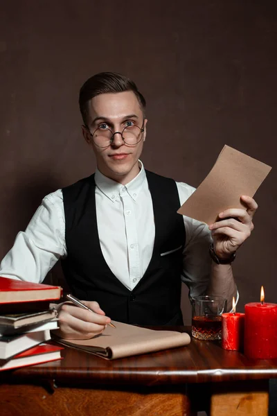 Homem Óculos Redondos Com Escreve Livro — Fotografia de Stock