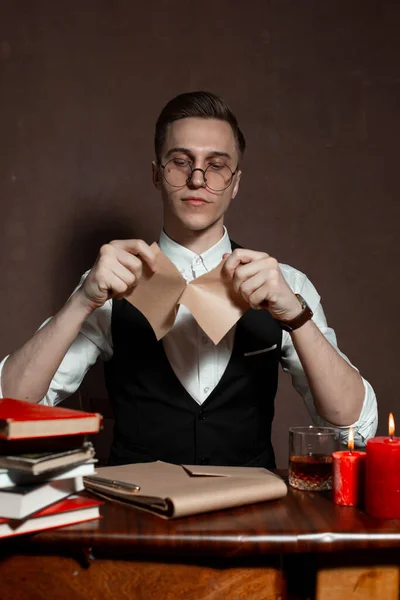 Homem Óculos Redondos Com Escreve Livro — Fotografia de Stock
