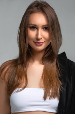 Siyah ceketli, beyaz elbiseli bir kız.