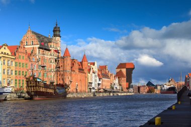 Gdansk ve Baltık Denizi üzerinde bir liman kentidir. Şehrin içinde bütün Avrupa'nın tarihi yansıdı