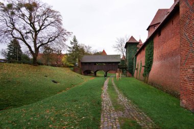 Malbork Castle - Malbork Cermen sırayla kale. Kalenin Meryem onuruna 1274 Nogata (Vistula ağız) kıyısında Töton Şövalyeleri tarafından kuruldu