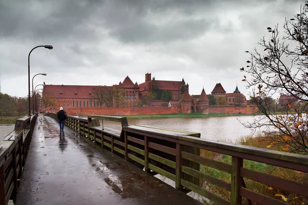 Malbork Malbork 的日耳顿命令城堡 纪念圣母玛利亚的城堡是在 1274年 Nogata 维斯瓦河的口中 的日耳曼骑士创立的 — 图库照片