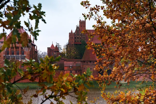 Malbork Malbork 的日耳顿命令城堡 纪念圣母玛利亚的城堡是在 1274年 Nogata 维斯瓦河的口中 的日耳曼骑士创立的 — 图库照片