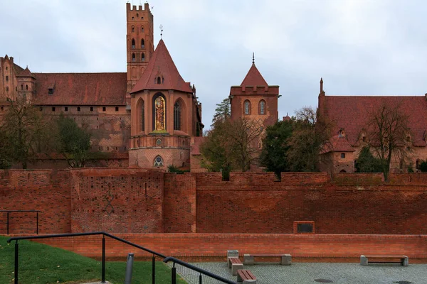 Malbork Malbork 的日耳顿命令城堡 纪念圣母玛利亚的城堡是在 1274年 Nogata 维斯瓦河的口中 的日耳曼骑士创立的 — 图库照片