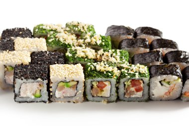 Suşi küme beyaz arka plan üzerinde