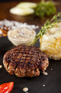 Sığır eti biftek yemek