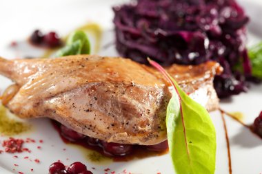 Ördek bacak salata ile