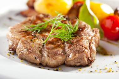 Domuz sebze garnitür ile