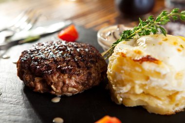 Sığır eti biftek yemek