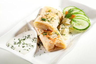 Salatalık ile süslenmiş doldurulmuş krep