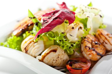 ızgara deniz ürünleri salatası