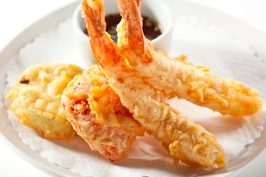 Derin kızarmış karides soslu