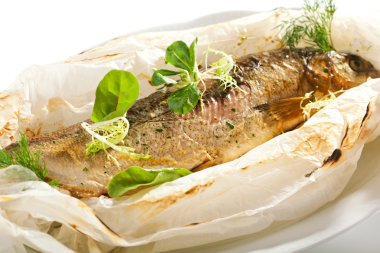 Parşömen balık pişmiş