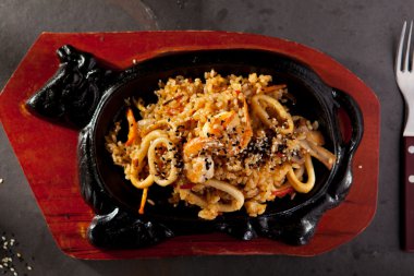 Kızarmış pilav ve deniz ürünleri.