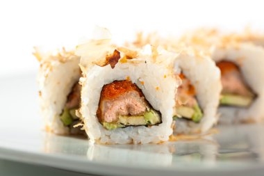 Somon cilt Maki Sushi - rulo somon cilt, salatalık ve avokado içinde. Dışarıda dilimlenmiş ton balığı ızgara