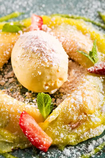 Ananász Ravioli gyümölcs fagylaltok és bogyók — Stock Fotó