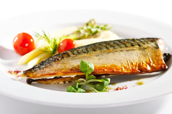 Pește afumat cu garnitură de legume — Fotografie, imagine de stoc