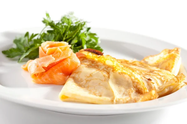 Crêpes met gerookte zalm — Stockfoto