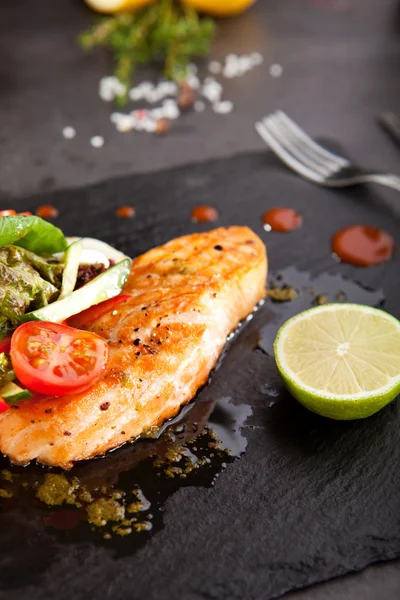 Salmon Steak with Vegetables — Stock Photo, Image