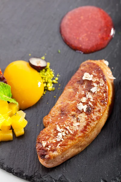 Filet de canard frit aux fruits et baies et trempette sucrée — Photo