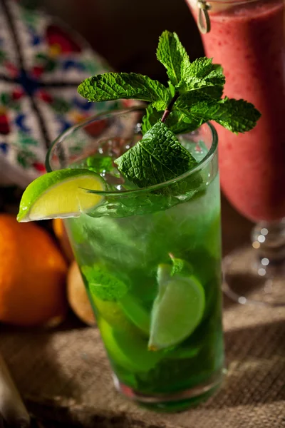 Cóctel Mojito con menta y rodaja de lima — Foto de Stock