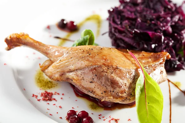 Ördek bacak salata ile — Stok fotoğraf
