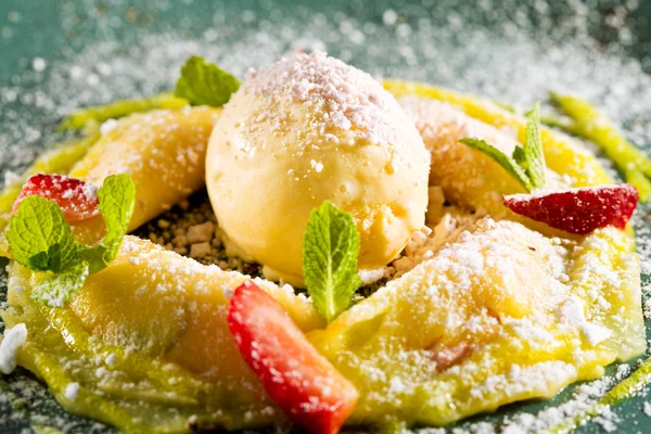 パイナップルのラビオリ フルーツのアイスクリームと果実 — ストック写真