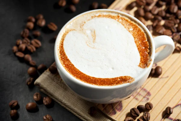 Kaffekopp och stekta bönor — Stockfoto