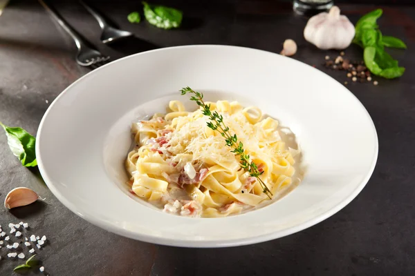 Fettuccine Carbonara mit Parmesan — Stockfoto