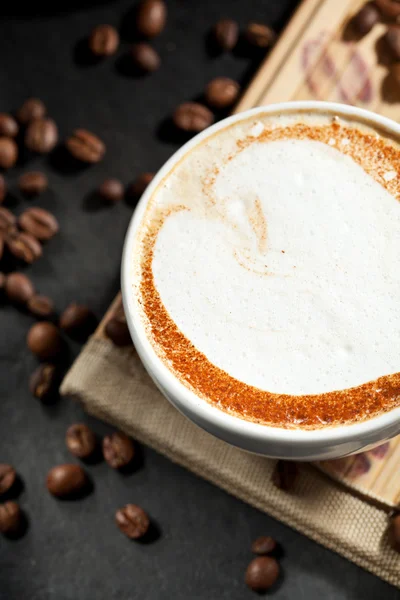 Kahve fincanı ve kızarmış fasulye — Stok fotoğraf