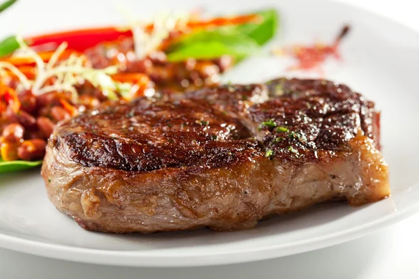 Steak de boeuf avec garniture de haricots rouges — Photo