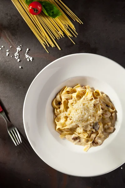 Pasta con funghi e parmigiano — Foto Stock