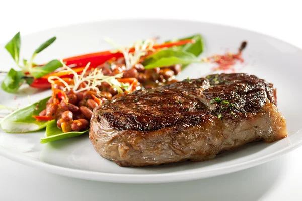 Kırmızı fasulye garnitür ile sığır eti biftek — Stok fotoğraf
