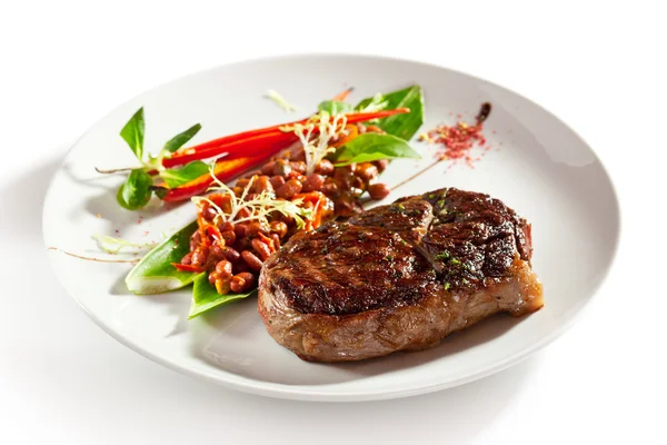 Steak de boeuf avec garniture de haricots rouges — Photo