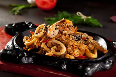 Kızarmış pilav ve deniz ürünleri.