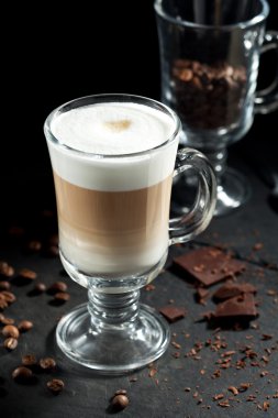 Latte Macchiato kahve kızarmış fasulye ile