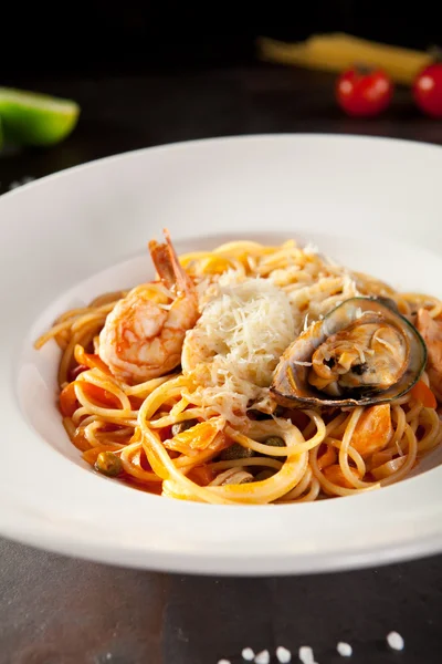 Assiette spaghetti aux fruits de mer — Photo