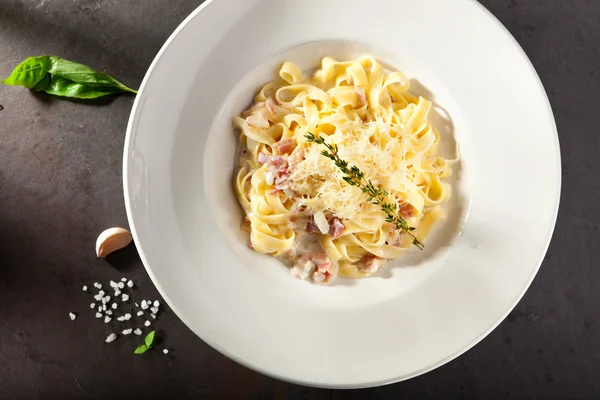 Fettuccine Carbonara com parmesão — Fotografia de Stock