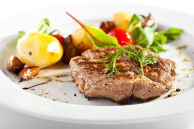 Domuz sebze garnitür ile